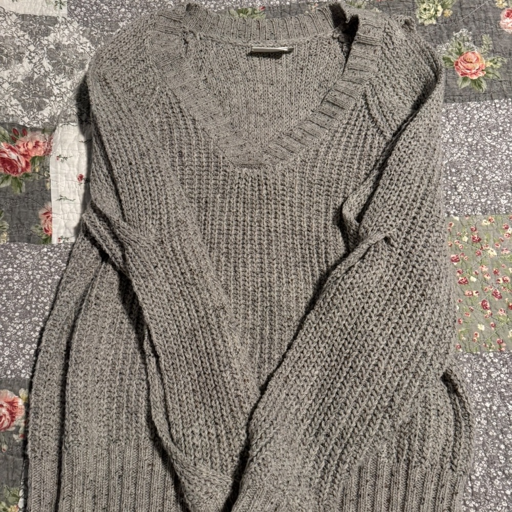 the room Gray V-Neck Ribbed Sweater